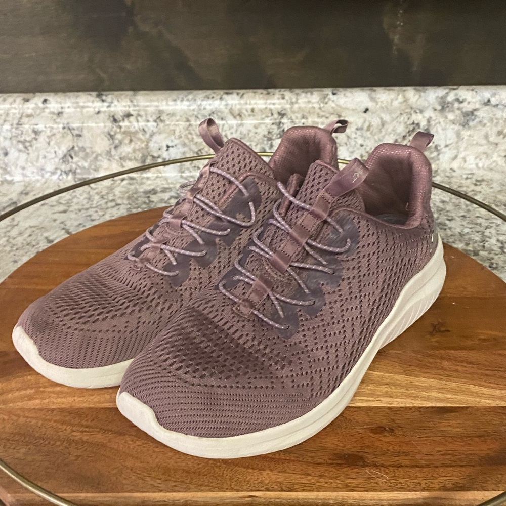 Athletic shoes